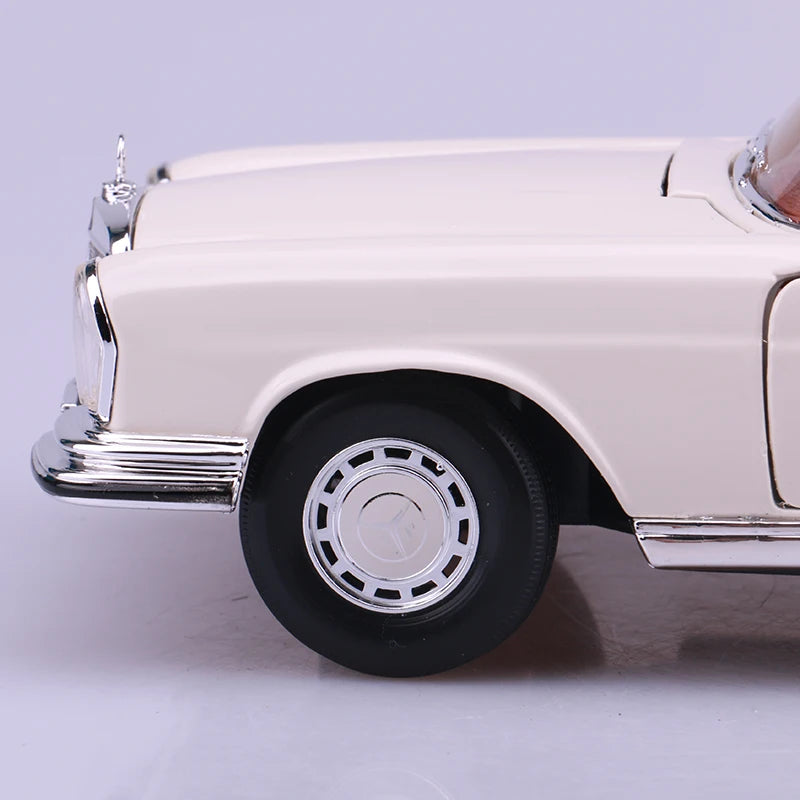 1:18 1967 Mercedes-Benz 280SE