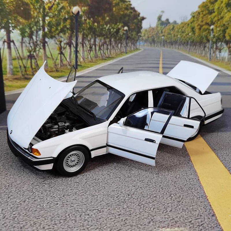 1:18 BMW 7 Series E32 730i 1986