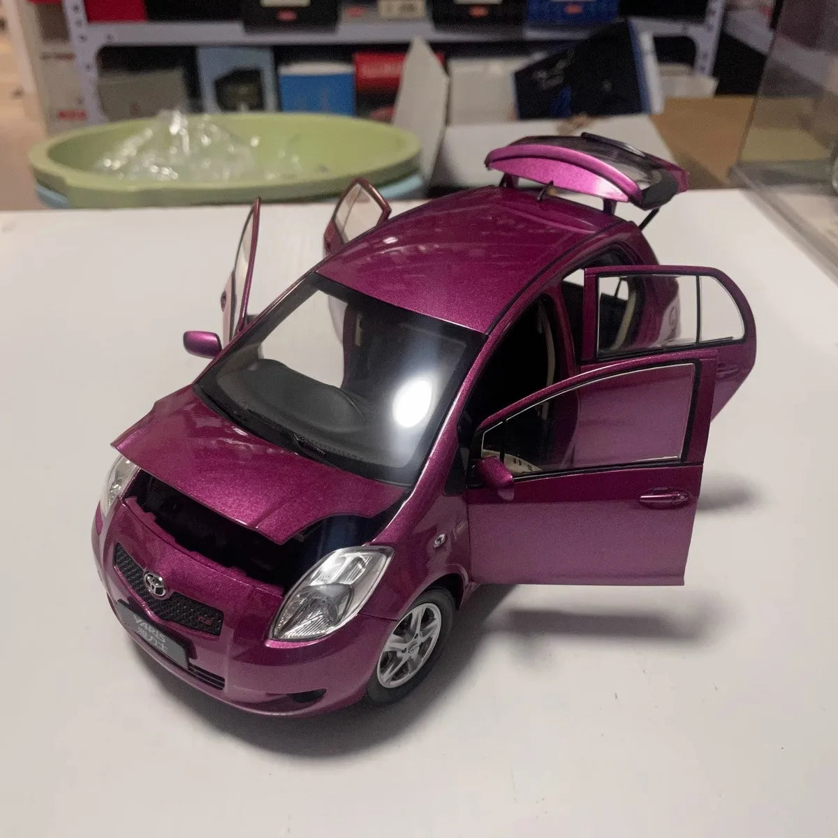 1:18 Toyota YARiS 2008