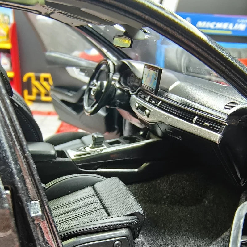 1:18 Audi A4