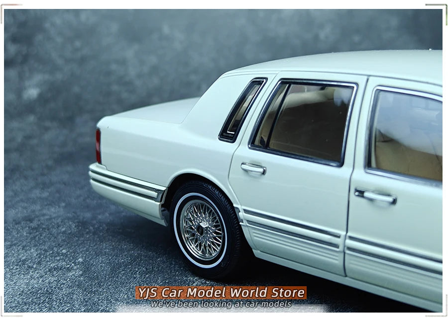 1:18 Lincoln TOWNCAR