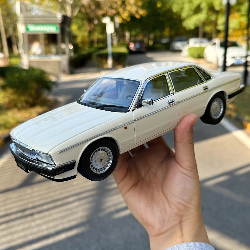 1:18 Jaguar XJ6 Daimler XJ40