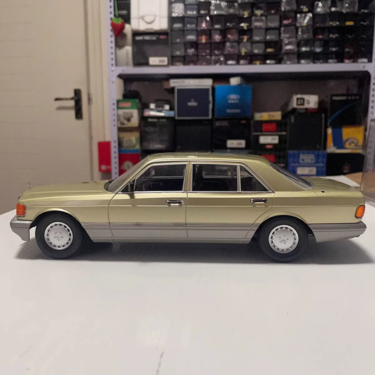 1:18 Mercedes-Benz W126 560SEL 1985