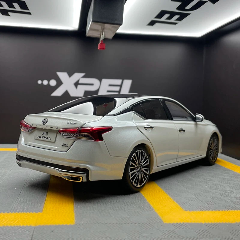 1:18 Nissan ALTIMA 2023 Coupe