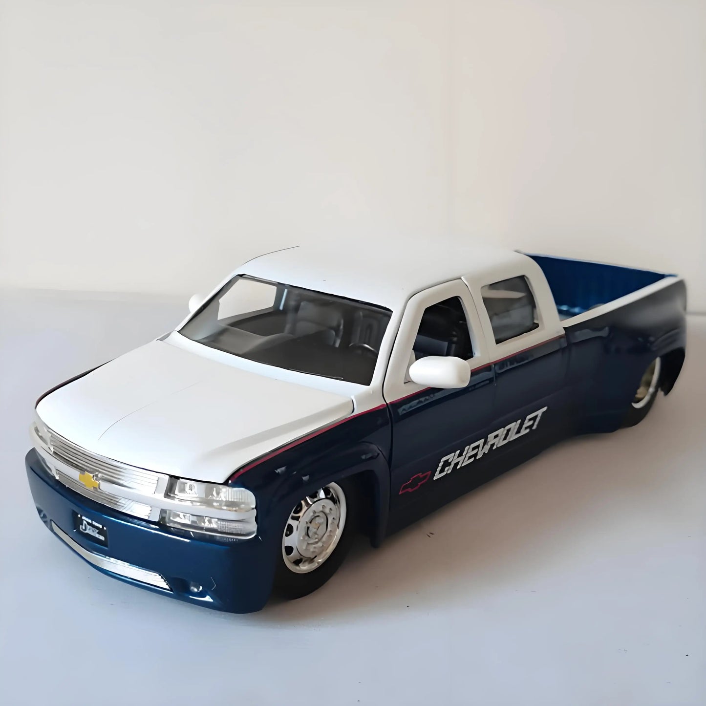 1:24 Chevrolet Silverado Dually 1999