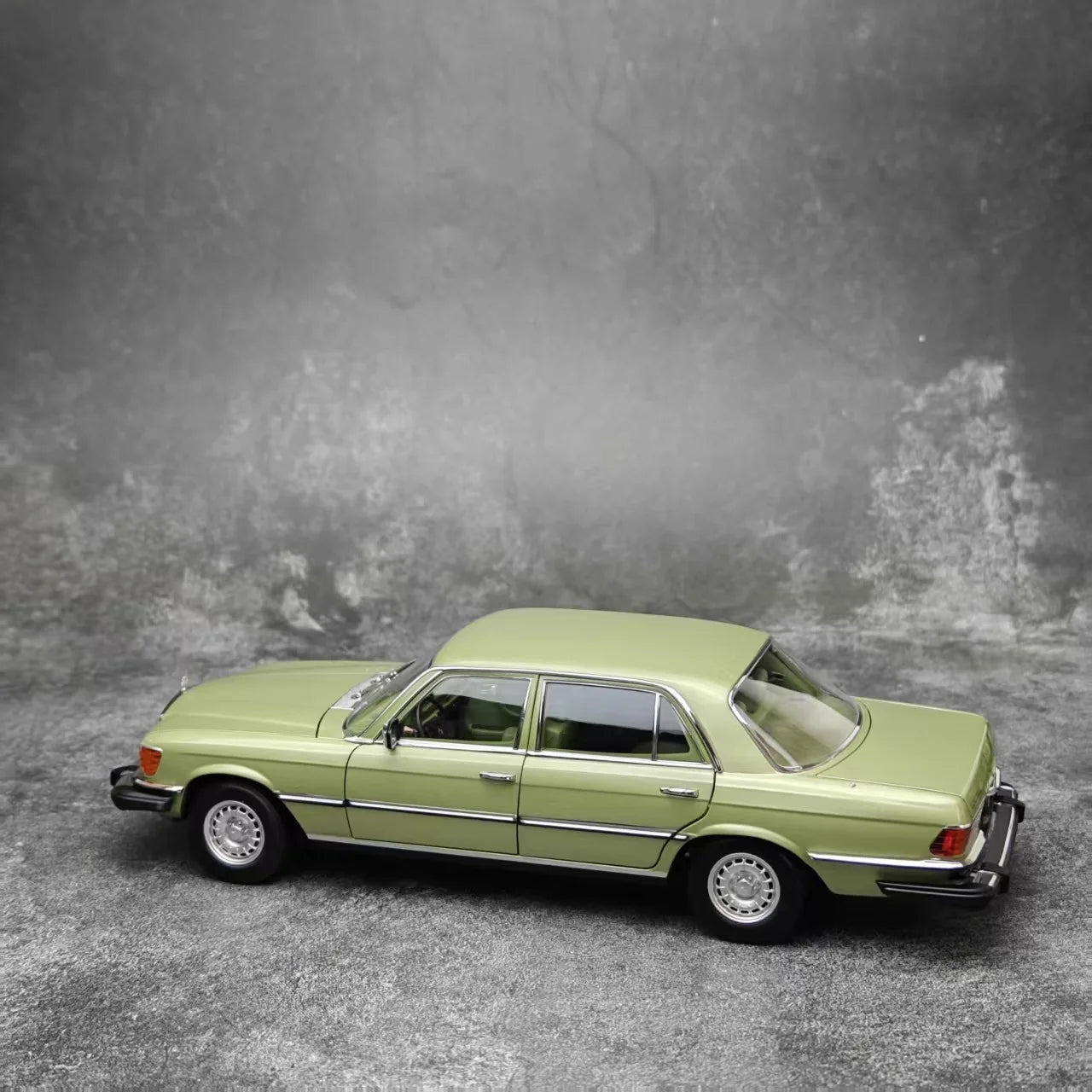 1:18 Mercedes-Benz 450sel 1976 W116