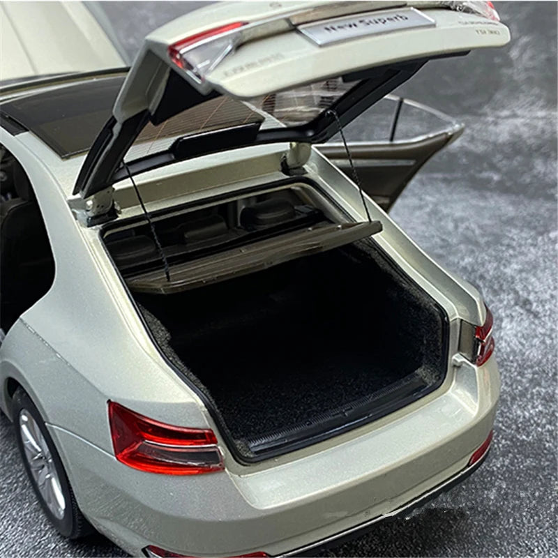 1:18 SKODA SUPERB