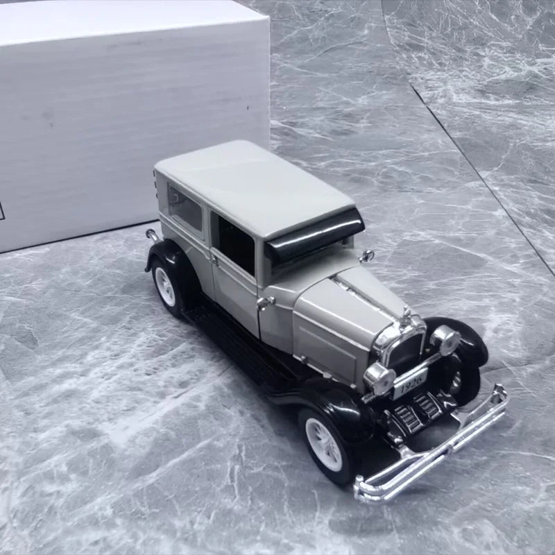 1:32 Classic Old Car Model Diecasts