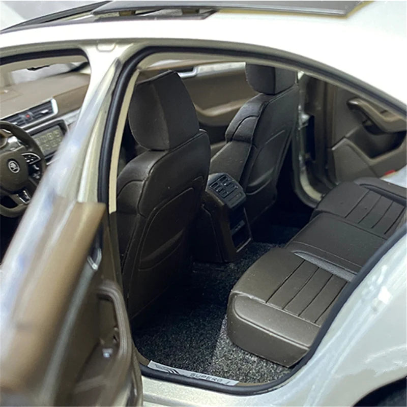 1:18 SKODA SUPERB