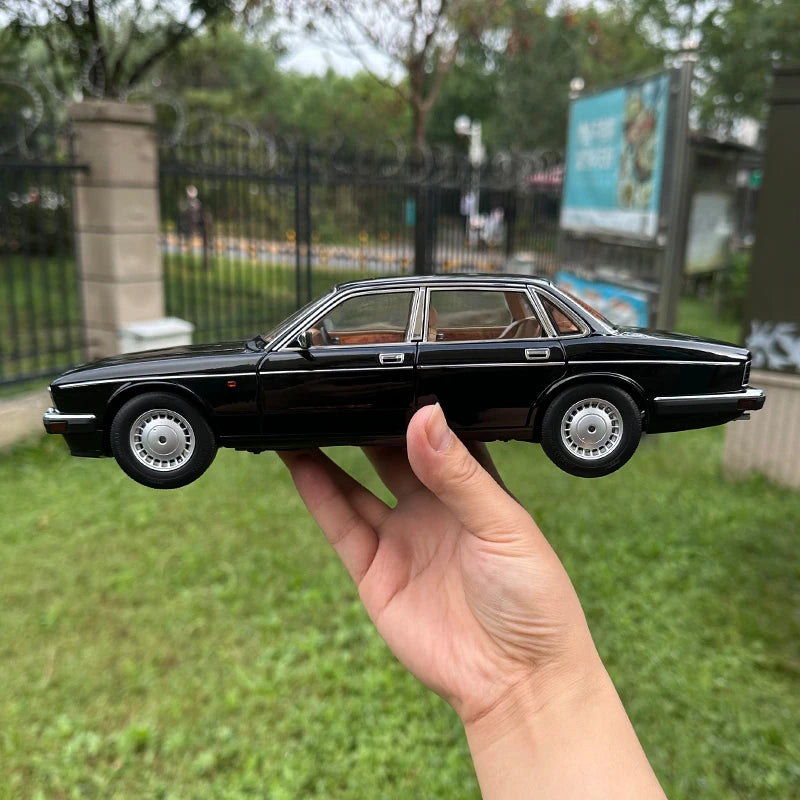 1:18 Jaguar XJ6 Daimler XJ40