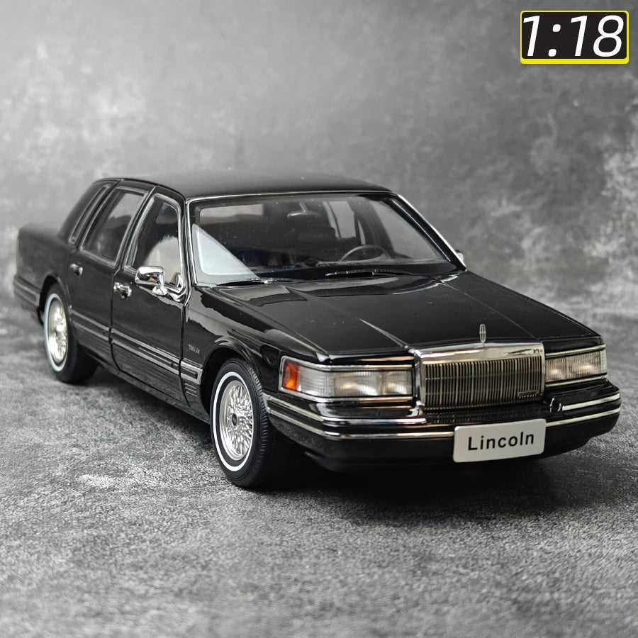 1:18 Lincoln TOWN CAR