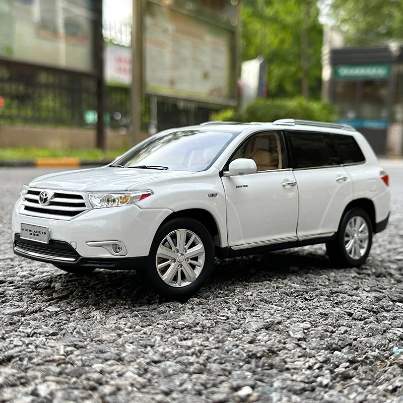 1:18 Toyota Highlander 2012