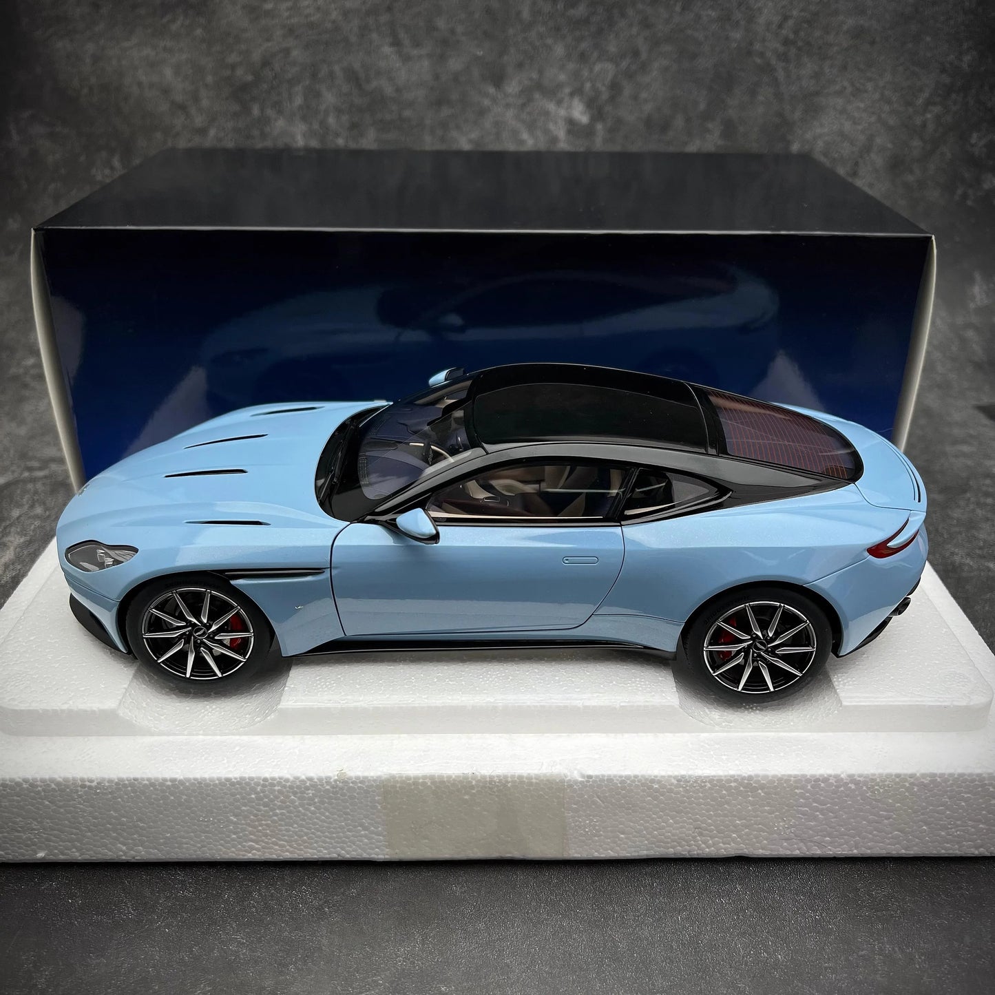 1:18 Aston Martin DB11