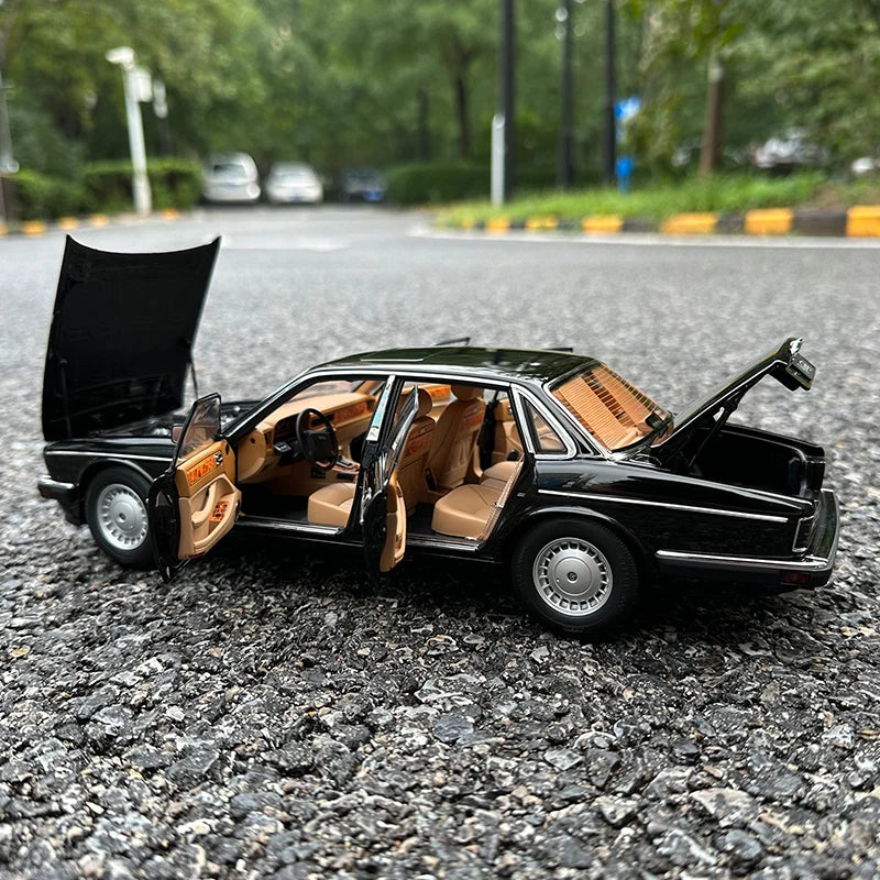 1:18 Jaguar XJ6 Daimler XJ40