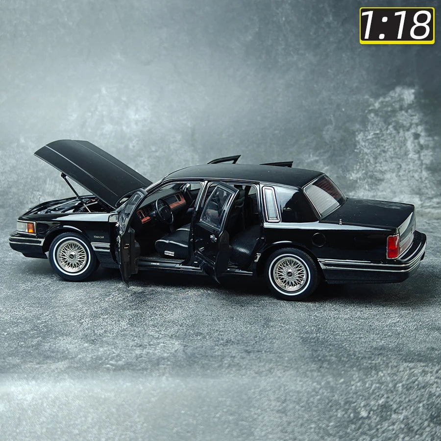 1:18 Lincoln TOWN CAR