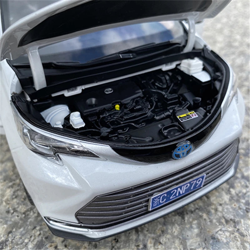1:18 Toyota Sienna MPV