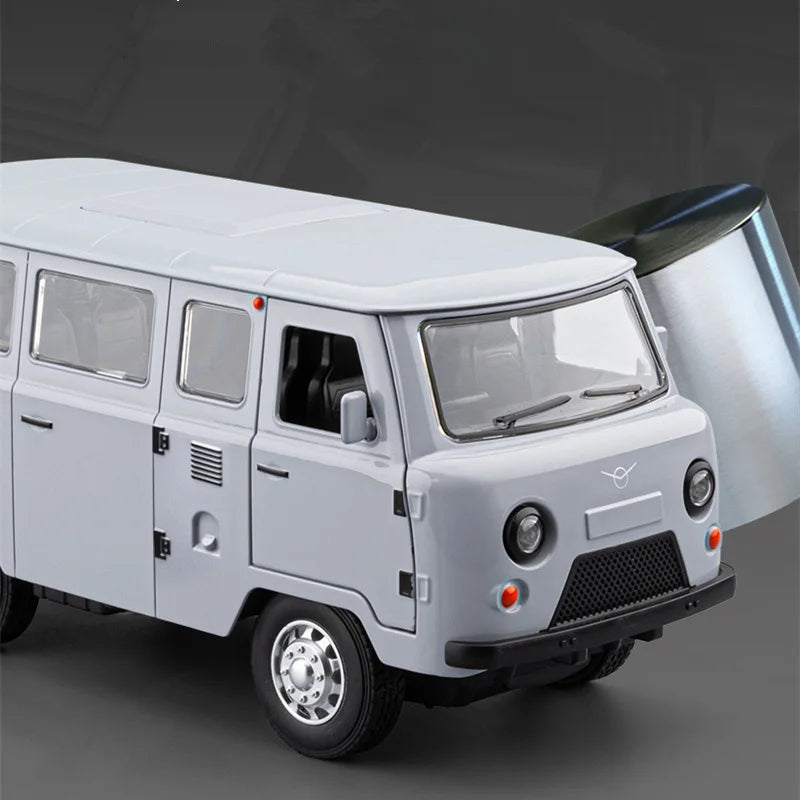 1:18 UAZ Traveler MPV