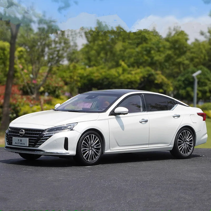 1:18 Nissan ALTIMA 2023 Coupe