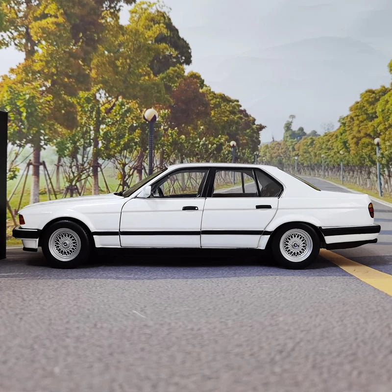 1:18 BMW 7 Series E32 730i 1986