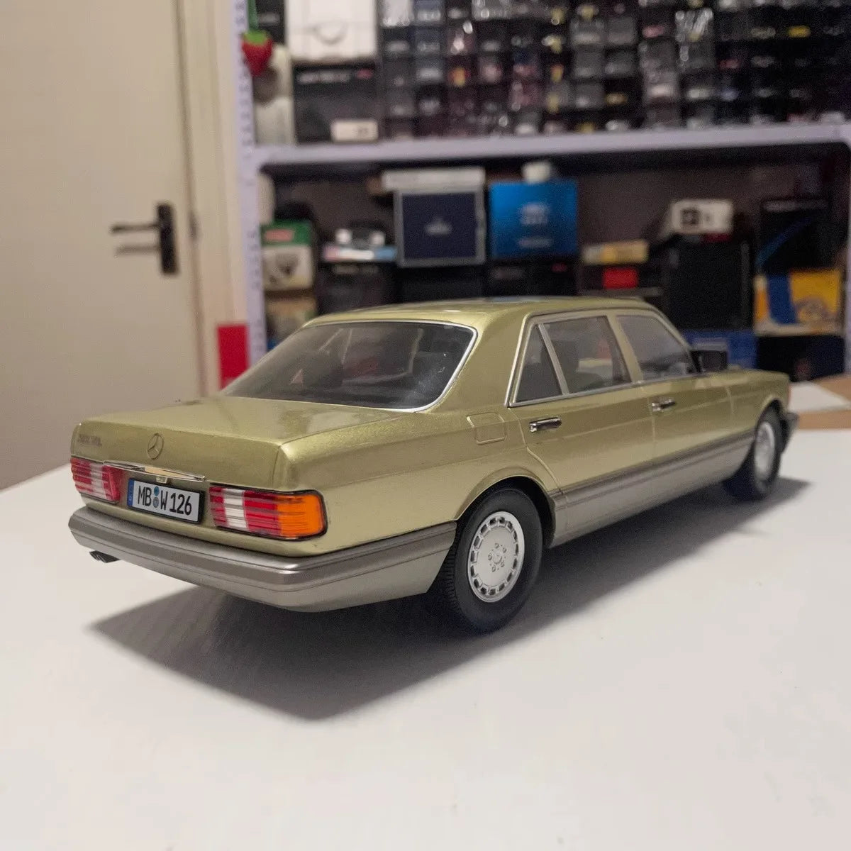 1:18 Mercedes-Benz W126 560SEL 1985