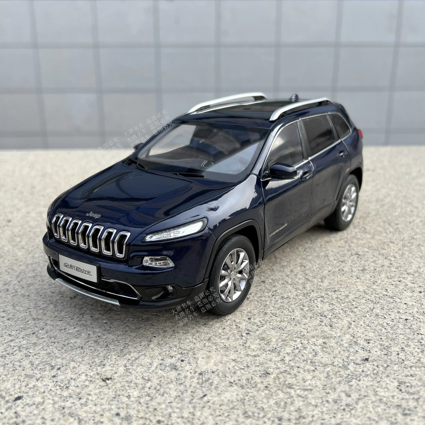 1:18 Jeep Cherokee