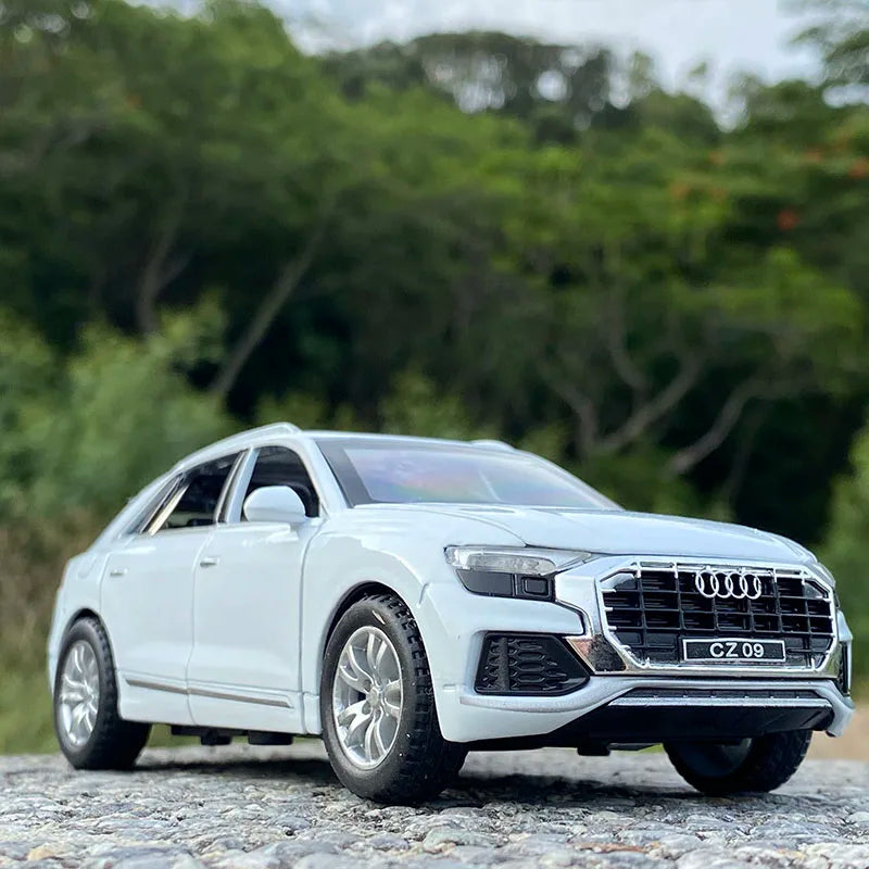 1:32 AUDI Q8