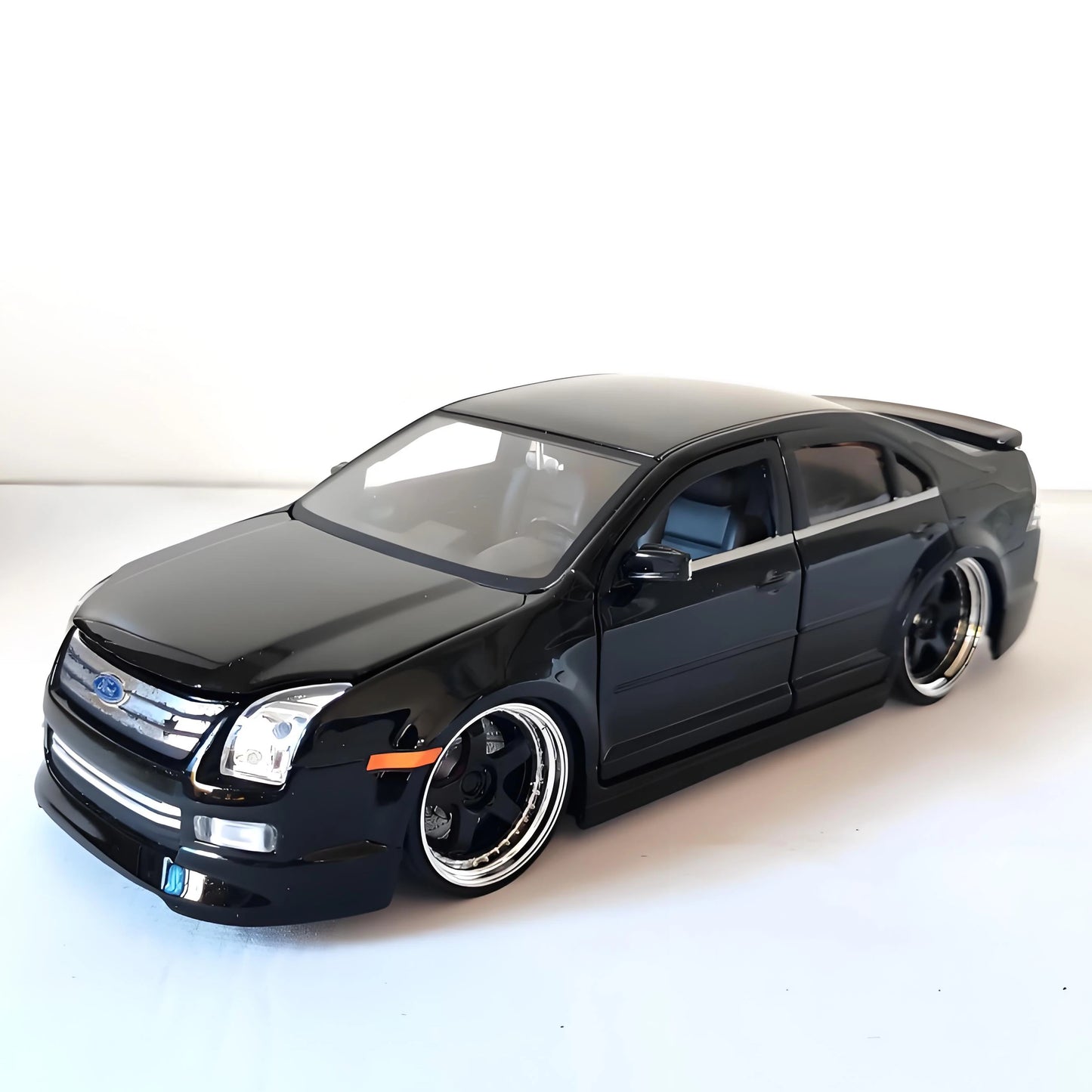 1:24 Ford Fusion 2006
