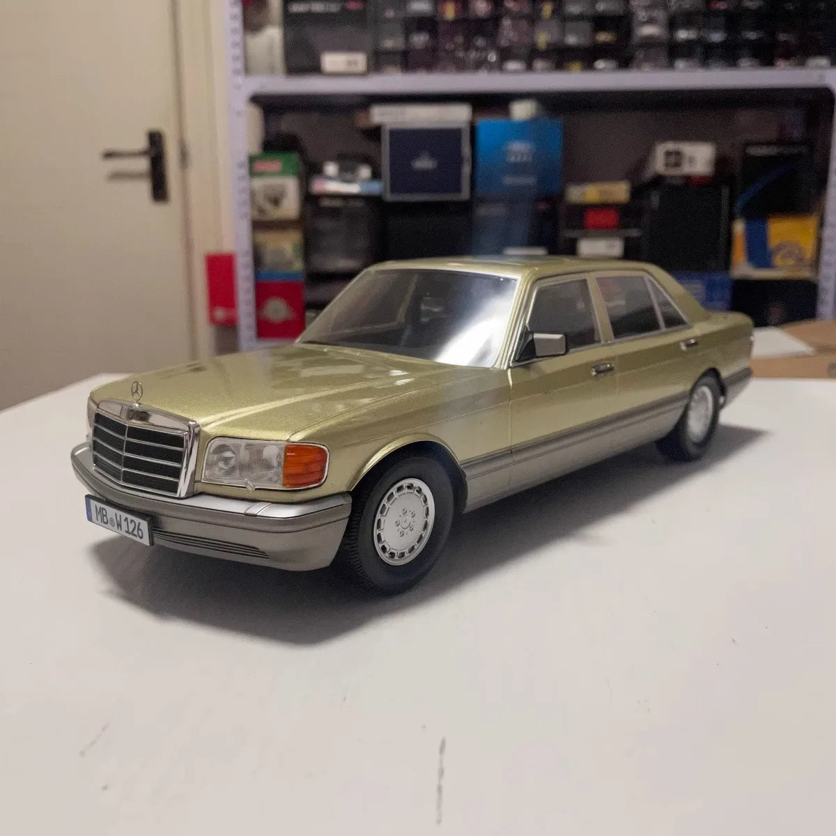 1:18 Mercedes-Benz W126 560SEL 1985