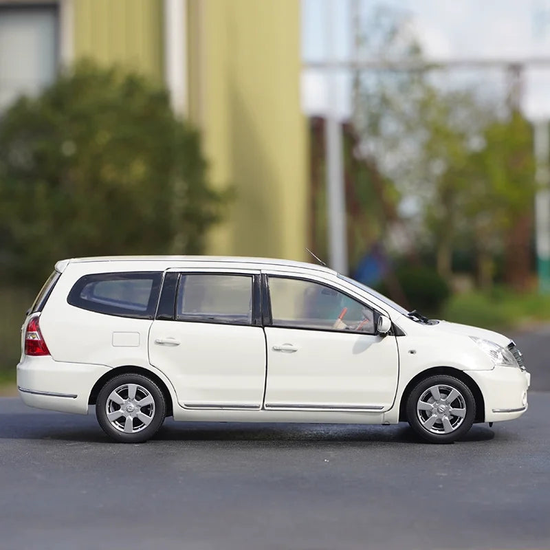 1:18 Nissan GENISS