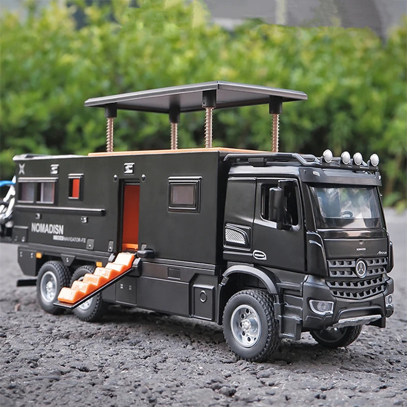 1:28 NOMADISM Arocs Unimog