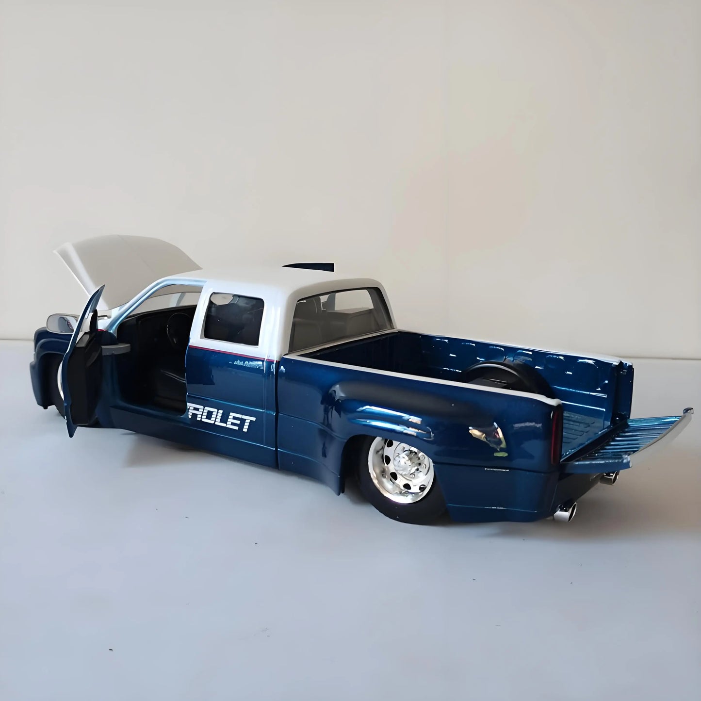 1:24 Chevrolet Silverado Dually 1999