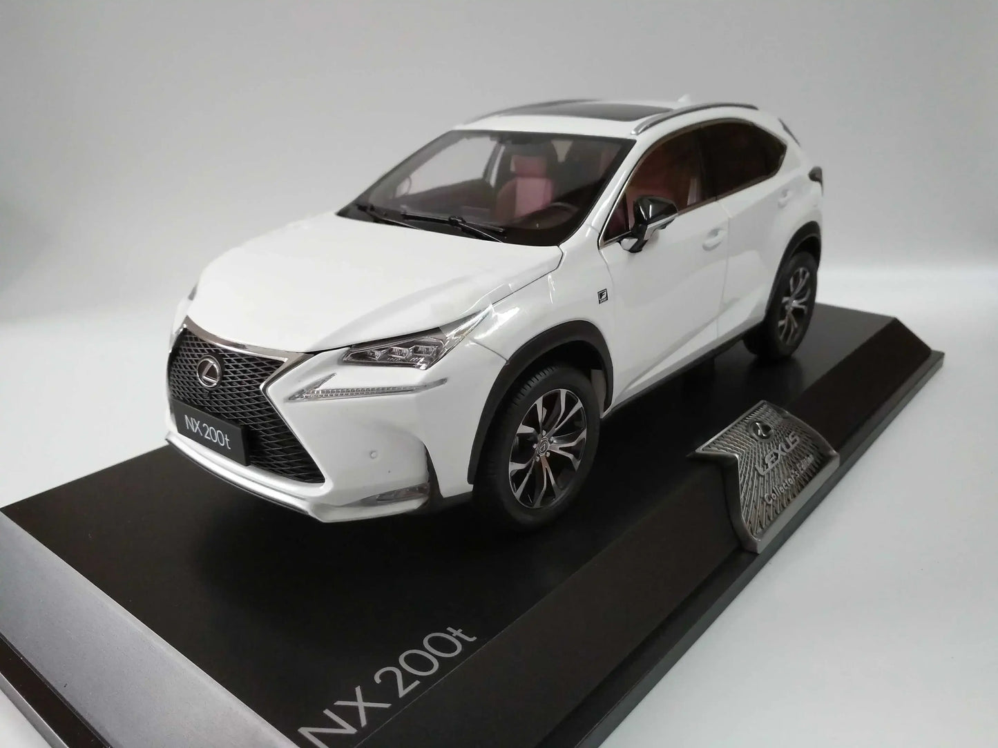 1:18 Lexus NX200t