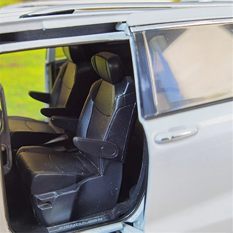 1:18 Toyota Sienna MPV
