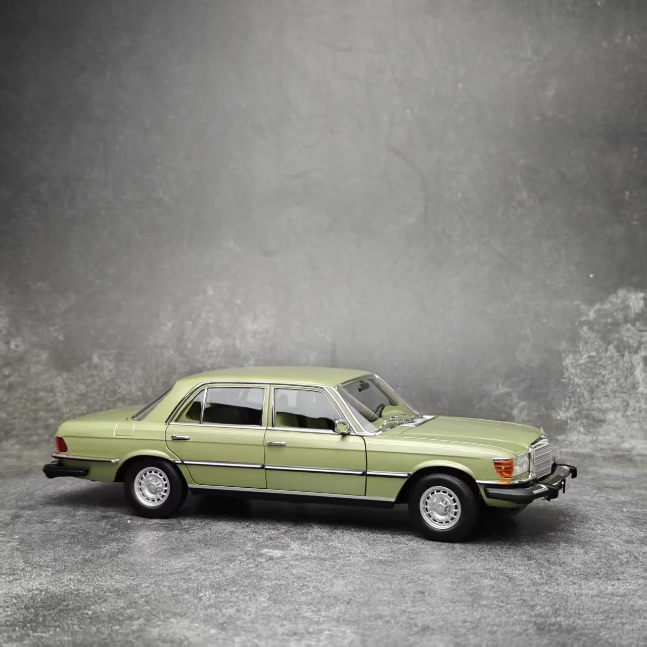1:18 Mercedes-Benz 450sel 1976 W116