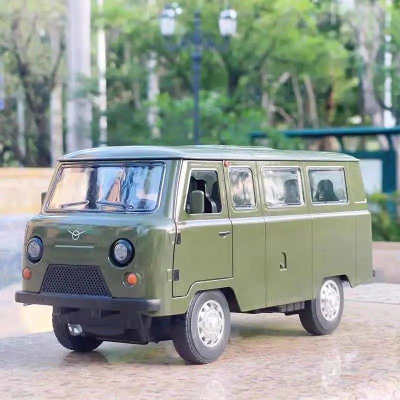 1:18 UAZ Traveler MPV