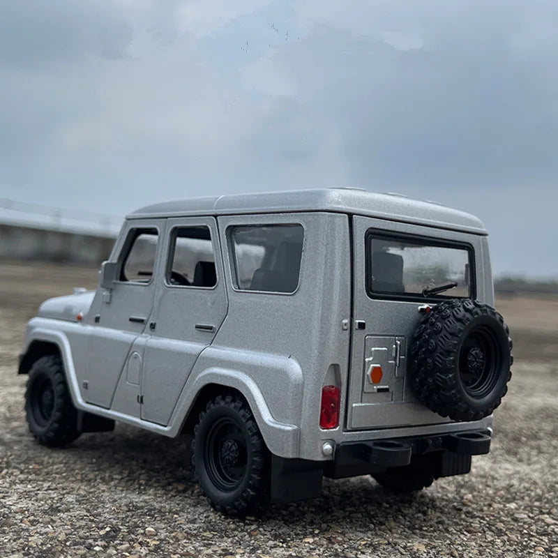 1:18 UAZ Hunter