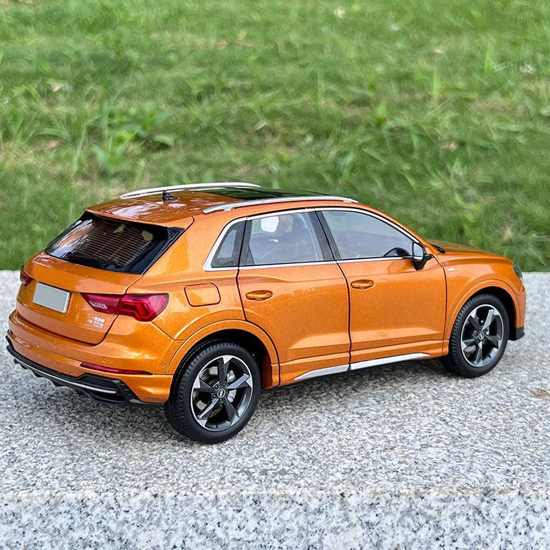 1:18 Audi Q3