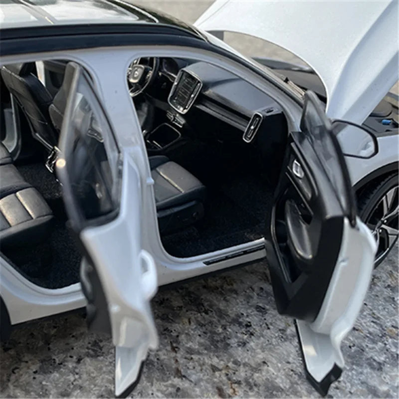 1:18 Volvo XC40