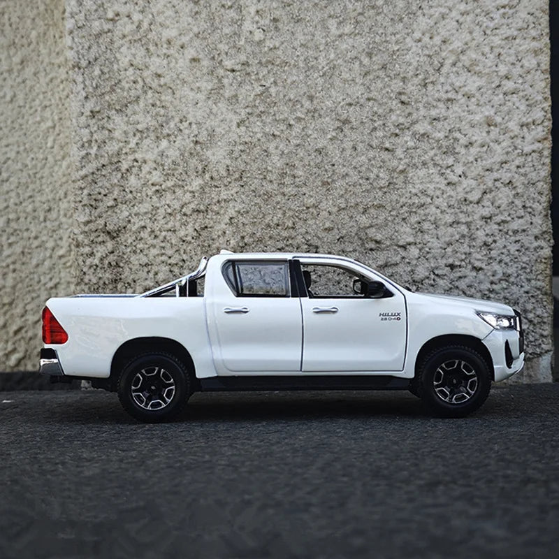1:27 TOYOTA Hilux