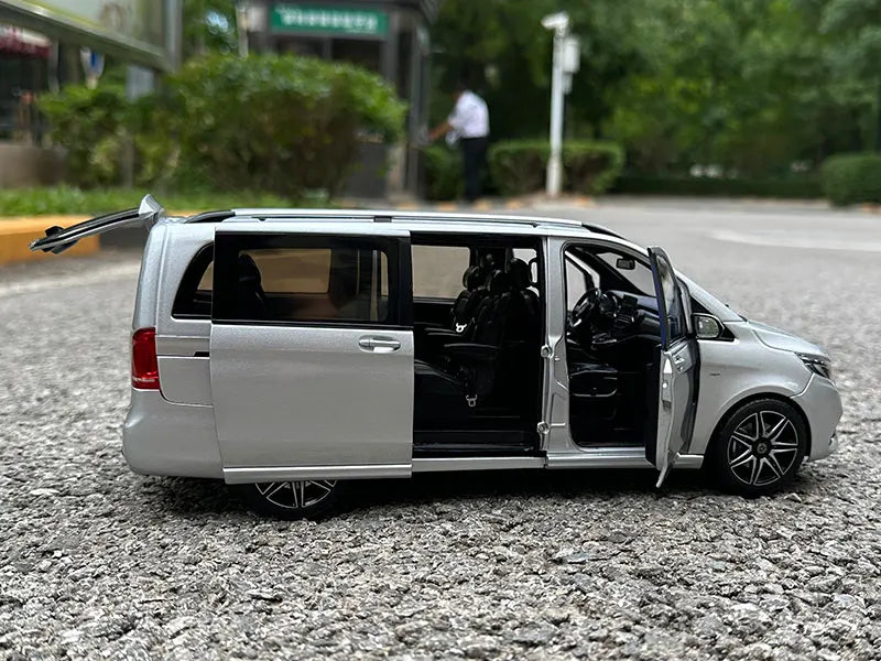 1:18 Mercedes-Benz V260 Viano MPV V-Class