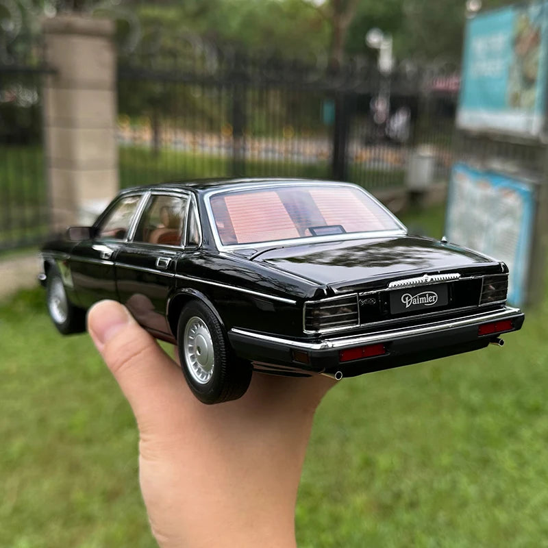 1:18 Jaguar XJ6 Daimler XJ40