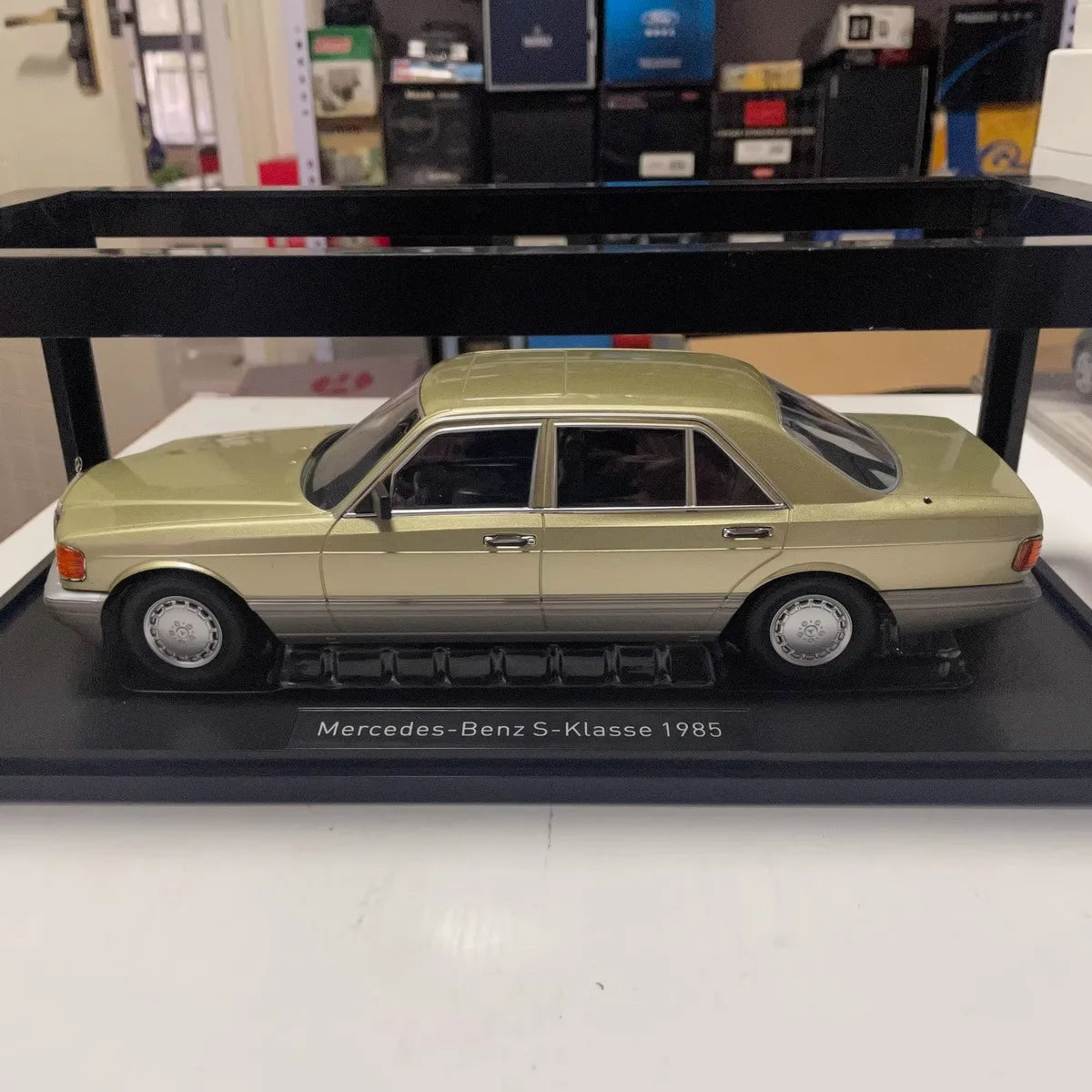 1:18 Mercedes-Benz W126 560SEL 1985