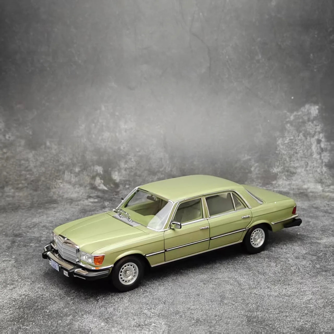 1:18 Mercedes-Benz 450sel 1976 W116