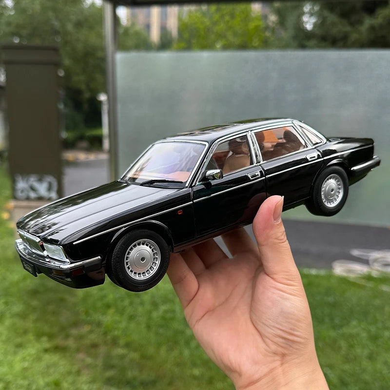 1:18 Jaguar XJ6 Daimler XJ40