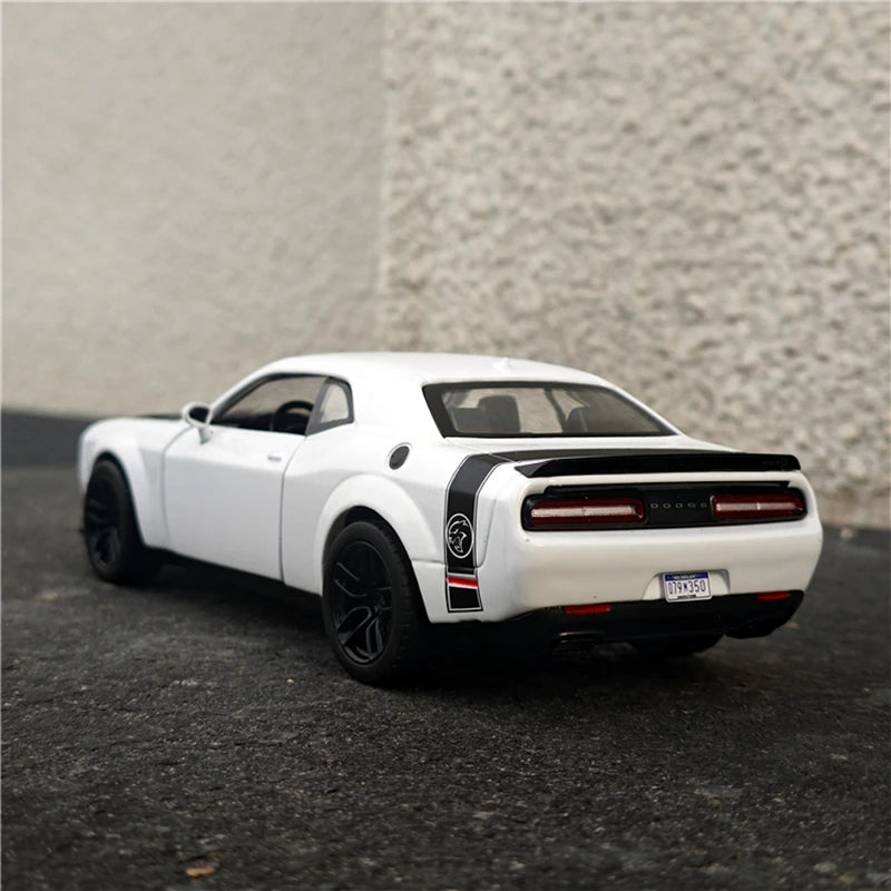 1:24 Dodge Challenger Hellcat SRT