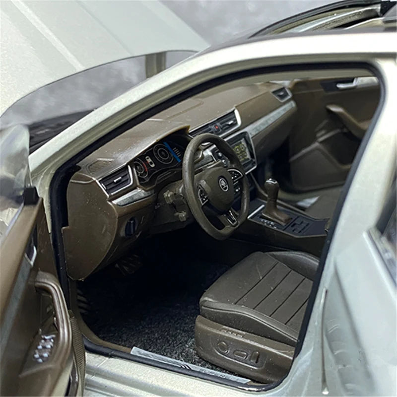 1:18 SKODA SUPERB