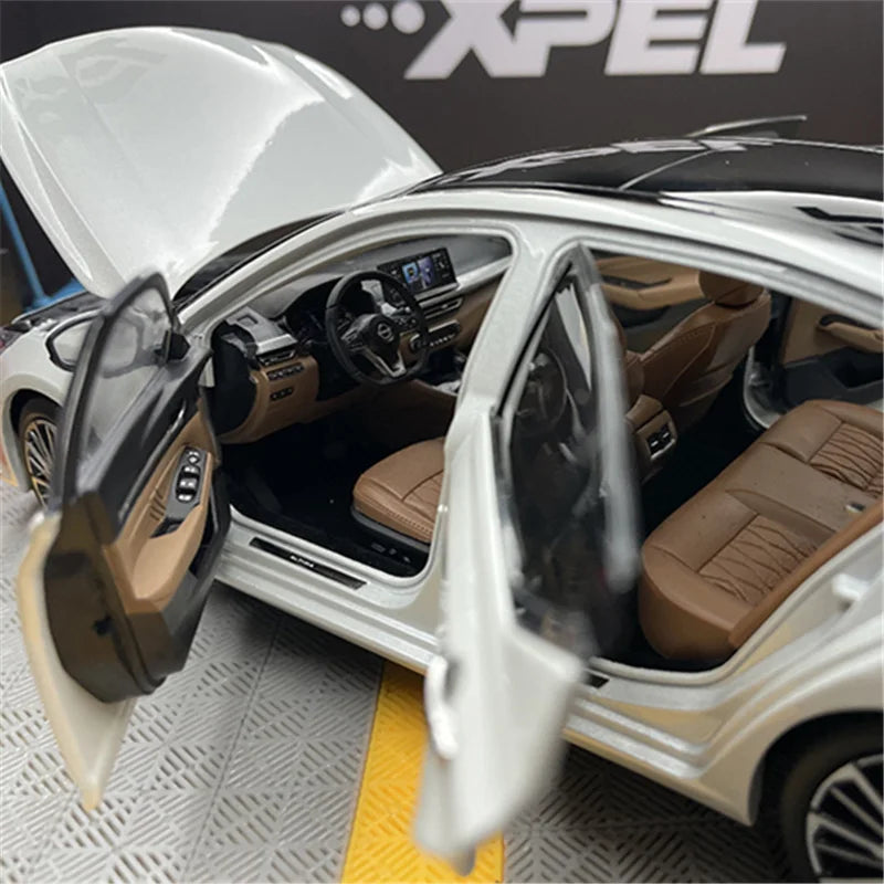 1:18 Nissan ALTIMA 2023 Coupe