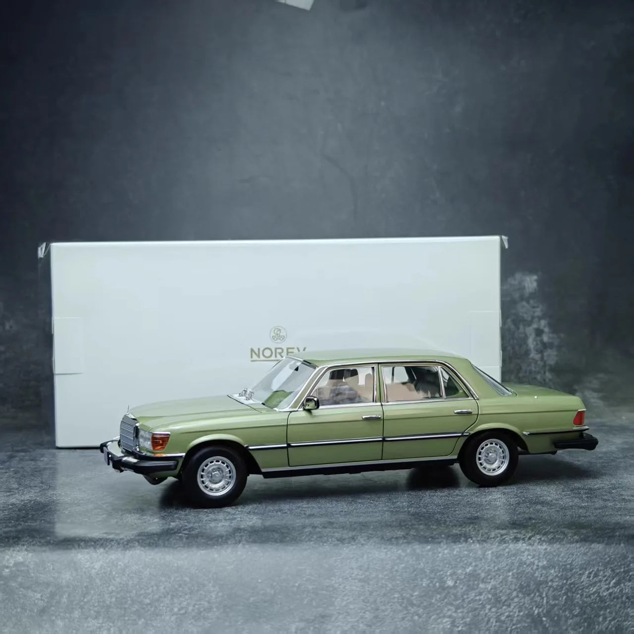 1:18 Mercedes-Benz 450sel 1976 W116
