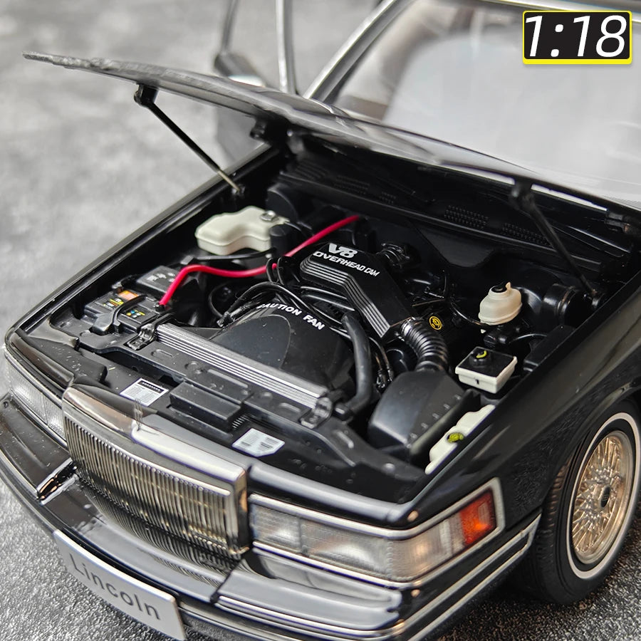 1:18 Lincoln TOWN CAR