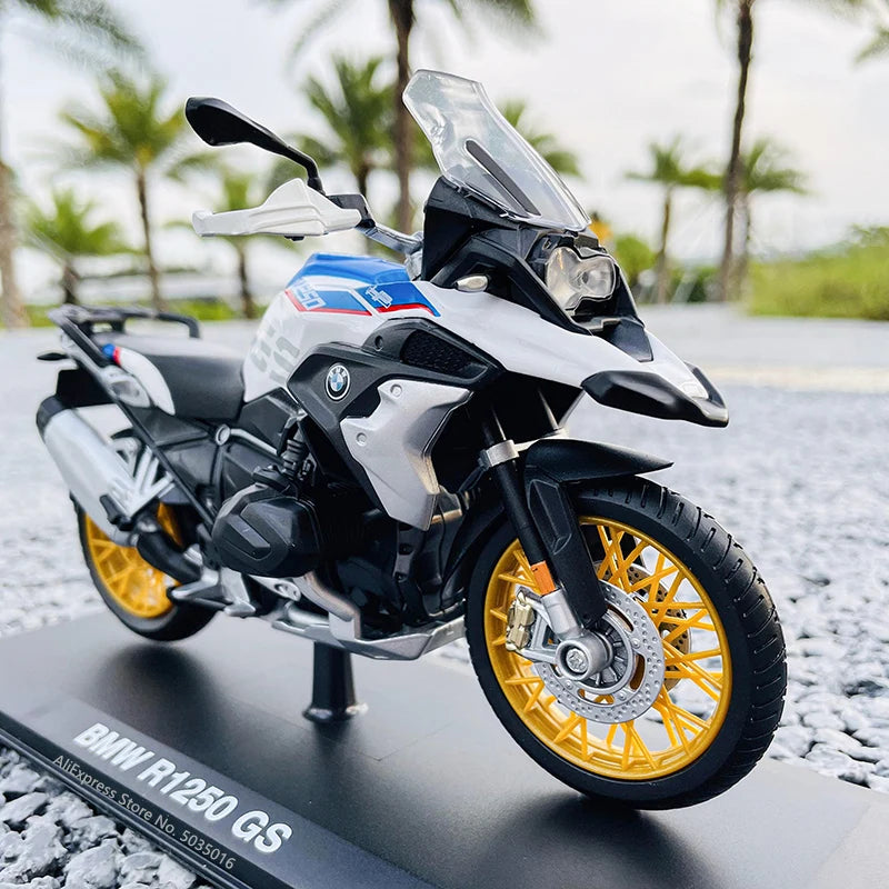 1:12  KTM 1290 Super Duke R Kawasaki Suzuki